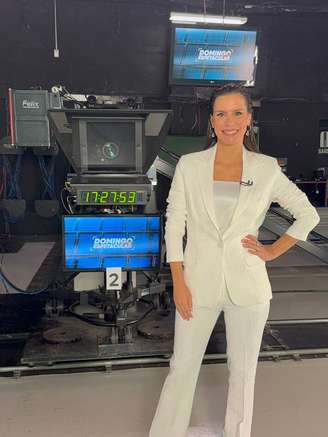 A jornalista Camila Busnello assume integralmente o Domingo Espetacular ao lado de Roberto Cabrini