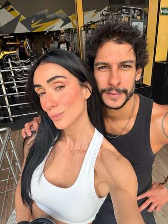 Michelle Barros e Shia Phoenix anunciam gravidez nas redes sociais