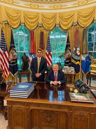 Flávio Bolsonaro posta foto ao lado de Donald Trump na Casa Branca