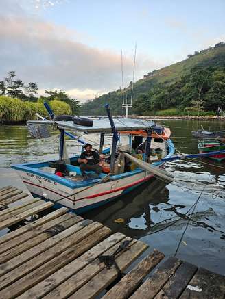 Alex e Allan Quintino dos Santos no barco Pôr do Sol II; dupla encontrou e resgatou a jovem Bruna Damaris Sant’anna da Silva, que desapareceu durante passeio de moto aquática