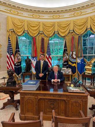 Postagem da rede social do senador Flavio Bolsonaro mostra ele no salão Oval da Casa Branca durante encontro com o presidente americano Donald Trump