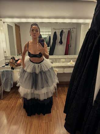 Claudia Ohana de sutiã preto e saia de tule.
