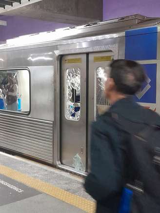 Homem é detido após desferir golpes em vagão do Metrô