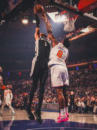 Disputa de Anunoby Jr., do Knicks, e Victor Wembanyama, do Spurs, em jogo das finais da NBA 