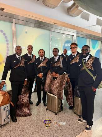 RD Congo chega aos EUA para Copa com ternos estilizados com estampa de pele de leopardo