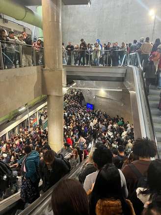 Lotação em estação do Metrô de São Paulo na manhã desta terça-feira, 16.
