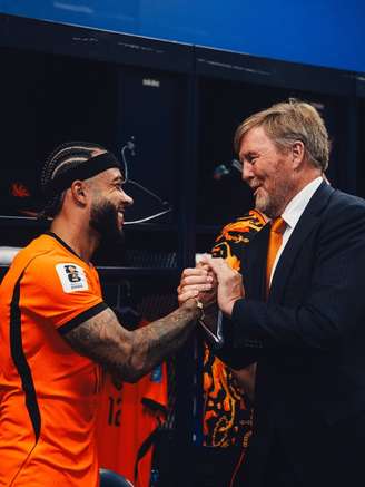 Memphis Depay cumprimenta rei Willem-Alexander da Holanda
