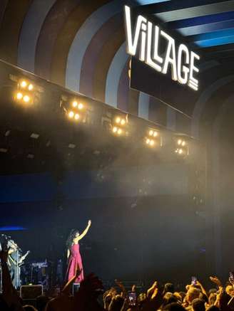 Público notou que marca da Superbet, patrocinadora oficial do Village, foi ocultada antes do início do show; organização e equipe da cantora ainda não se pronunciaram