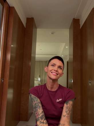 Ruby Rose teve múltiplas fraturas nas costelas após queda em casa
