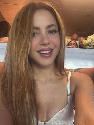 Shakira diz que equipe trabalha para remover imagens falsas criadas por IA