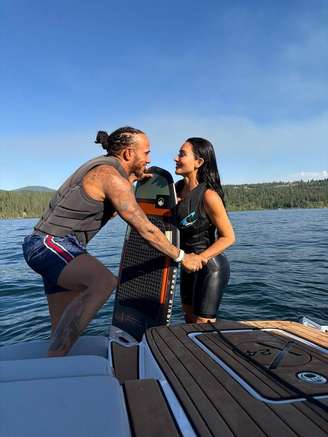 Lewis Hamilton compartilha momentos românticos com Kim Kardashian em viagem