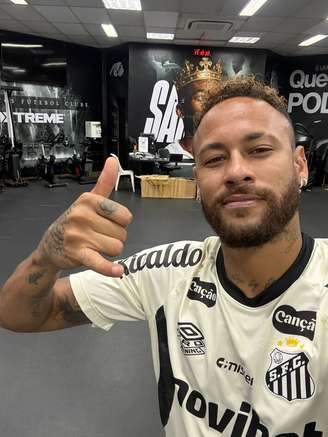 Neymar se reapresentou ao Santos e fez trabalhos na academia.