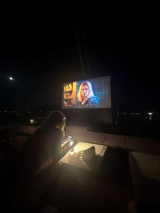 Kylian Mbappé compartilhou nas redes sociais uma foto em que aparece assistindo ao filme brasileiro 'Elize: Sombras de Uma Mulher' ao lado da atriz espanhola Ester Expósito
