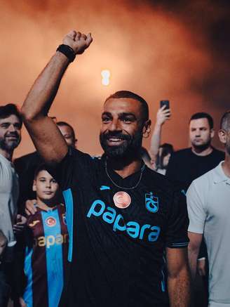 Salah é recebido com festa pela torcida do Trabzonspor