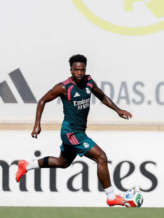 Vini Jr. em treino do Real Madrid; atacante recebeu aumento e renovou contrato até 2032