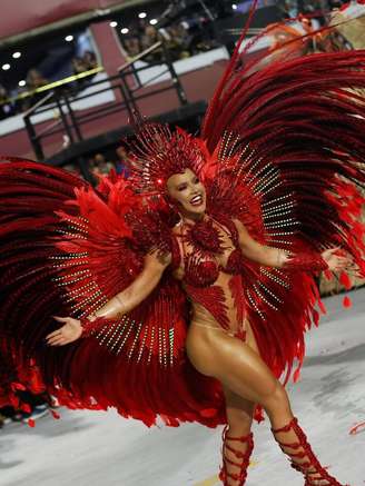 Virginia Fonseca estreou no carnaval do Rio de Janeiro como Rainha de Bateria da Grande Rio