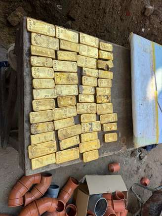 Mais de 40 barras de ouro estão entre o tesouro encontrado por civis na Bélgica.
