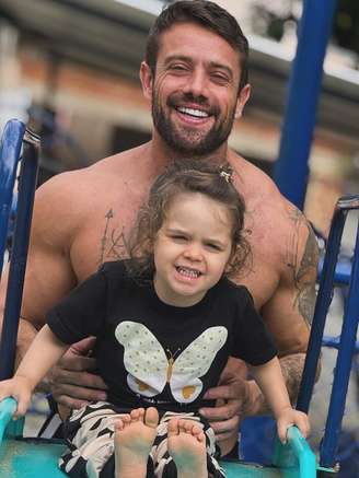 Rafael Cardoso aparece ao lado da filha caçula após reabilitação.