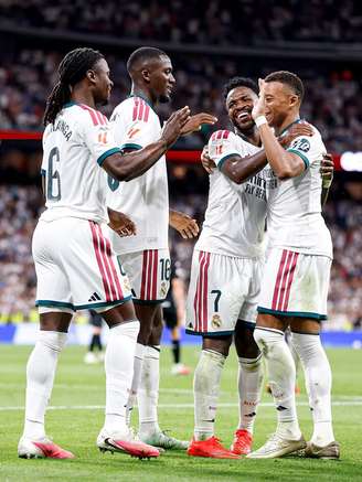 Mbappé faz 3 gols, e Vini Jr. completa a goleada do Real Madrid sobre a Real Sociedad em La Liga