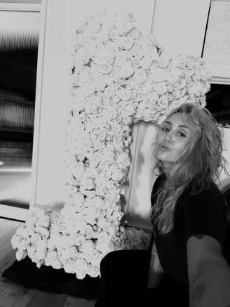 Miley Cyrus reencontra o topo e transforma ‘Bass Persuades’ em novo capítulo da carreira