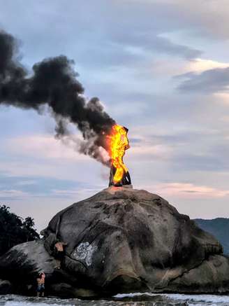 Incêndio destruiu estátua da Feiticeira em São Vicente.