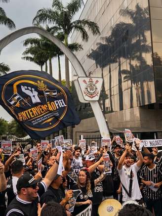 Torcedores fazem protesto em frente à sede do Corinthians, no Parque São Jorge.