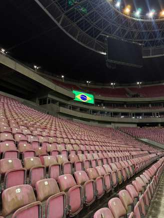 Cadeiras da Arena Pernambuco sem manutenção
