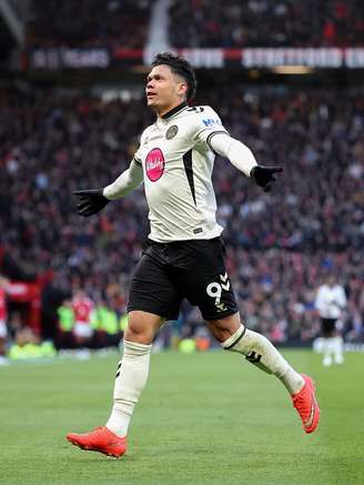 Evanilson comemorando o terceiro do Bournemouth 