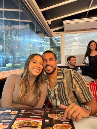 Ex-BBBs Renata Saldanha e Maike anunciam que estão à espera do primeiro filho.