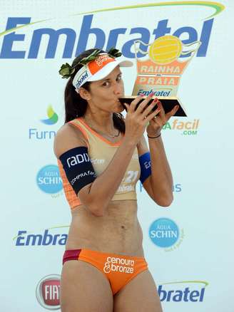 <p>Talita beija troféu após ser coroada a Rainha da Praia 2013</p>