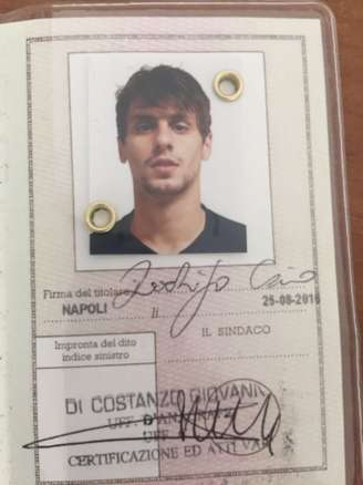 O passaporte italiano de Rodrigo Caio (Foto: Divulgação)