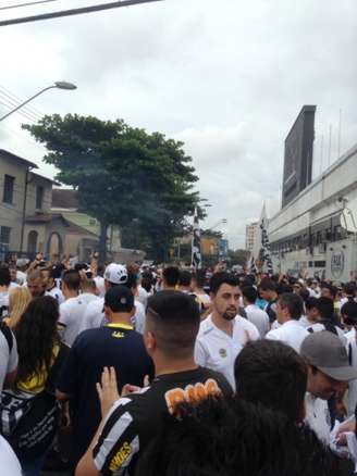 Torcida do Santos enfrentava filas para comprar ingressos (Foto: Léo Saueia)