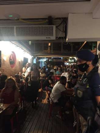 Fiscais da Prefeitura do Rio e agentes da Guarda Municipal interditaram três estabelecimentos devido à aglomeração e notificaram 20 pessoas que não usavam máscaras durante inspeção a bares e restaurantes na noite de sexta-feira, 18