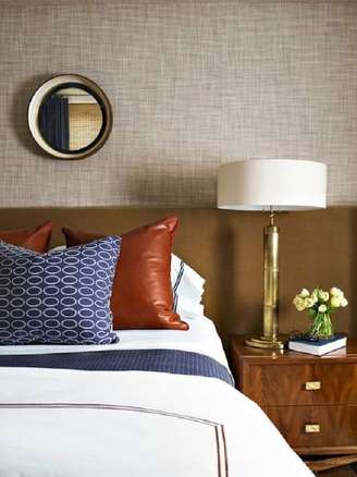 1. Abajur para criado mudo quarto casal decorado com almofadas para cama e cabeceira marrom – Foto: Blanco Interiores