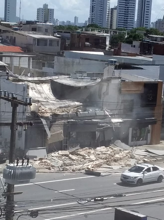 O prédio desabou na Avenida Domingos Ferreira