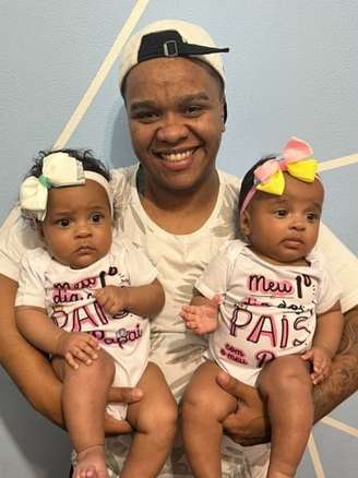 Danillo Simões e as filhas Sophia e Isadora. Dia dos Pais é importante para gêmeas entenderem o contexto familiar.