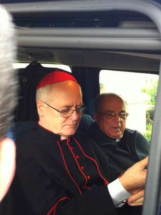 <p>O cardeal brasileiro Dom Odilo Scherer chega do Vaticano na manhã de terça</p>