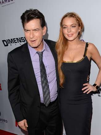 <p>Charlie Sheen ao lado de Lindsay Lohan na première de 'Todo Mundo em Pânico 5'</p>