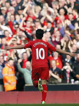 Coutinho comemora gol do líder Liverpool em fácil triunfo sobre o Tottenham
