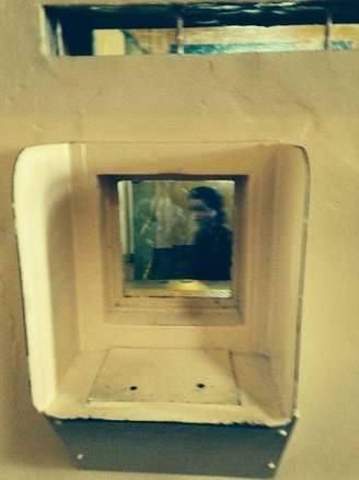 <p>O casal de turistas britânico garante que a pessoa da foto é, na verdade, o fantasma de uma garota dentro de uma cela</p>