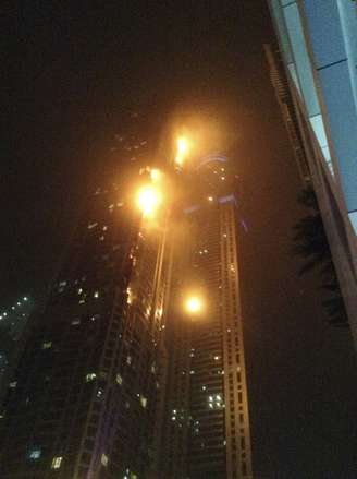 Incêndio atinge o prédio Marina Torch, um dos edifícios residenciais mais altos do mundo, com 79 andares, em Dubai, nos Emirados Árabes