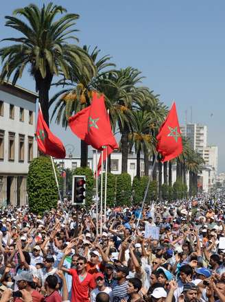 Milhares de pessoas se reuniram na capital do Marrocos para protestar contra a violência no Egito