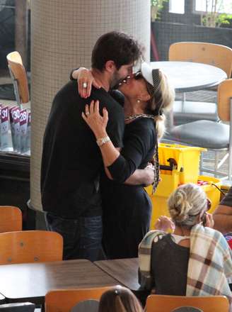 Susana Vieira foi fotografada mais uma vez aos beijos com seu ex-namorado, Sandro Pedroso. Ela esteve com ele nesta segunda-feira (14) em um aeroporto de São Paulo