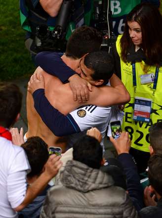 Cristiano Ronaldo correu para abraçar o irmão Hugo após o título da Liga dos Campeões em Lisboa