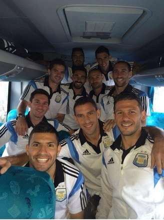 Jogadores argentinos posam para foto na chegada ao Rio de Janeiro