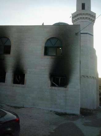 Mesquita foi incendiada nesta quarta-feira por colonos israelenses