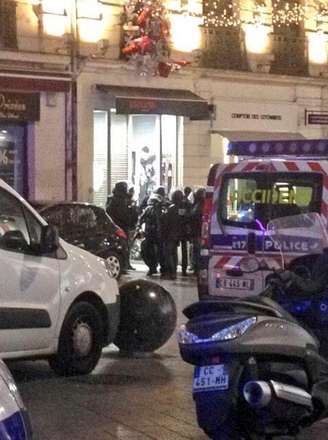 Policiais cercam a joalheria onde duas pessoas são mantidas reféns no sul de Paris