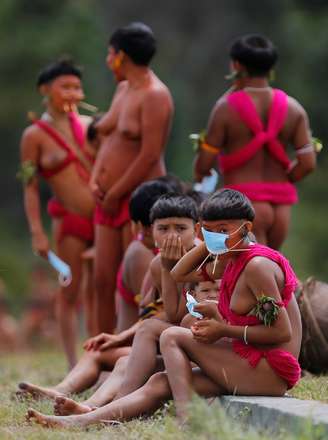 Índios ianomâmis no 4º Pelotão de Fronteira Surucucu em Roraima, em meio à pandemia de coronavírus
01/07/2020
REUTERS/Adriano Machado