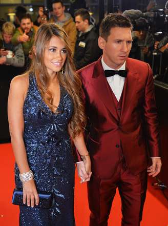 Lionel Messi chega à Bola de Ouro trajando terno vinho e acompanhado pela mulher