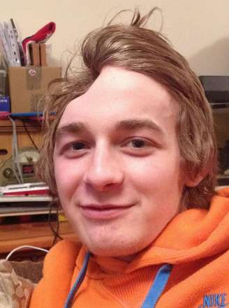 <p>Connor tem recuperação lenta após ter sido atingido por marteladas por ser gay</p>